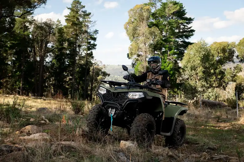 Fahrer auf einem CFMOTO CFORCE ATV im Wald