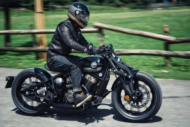Benda Bobber in Fahrt vor einer Wiese und einem Holzzaun
