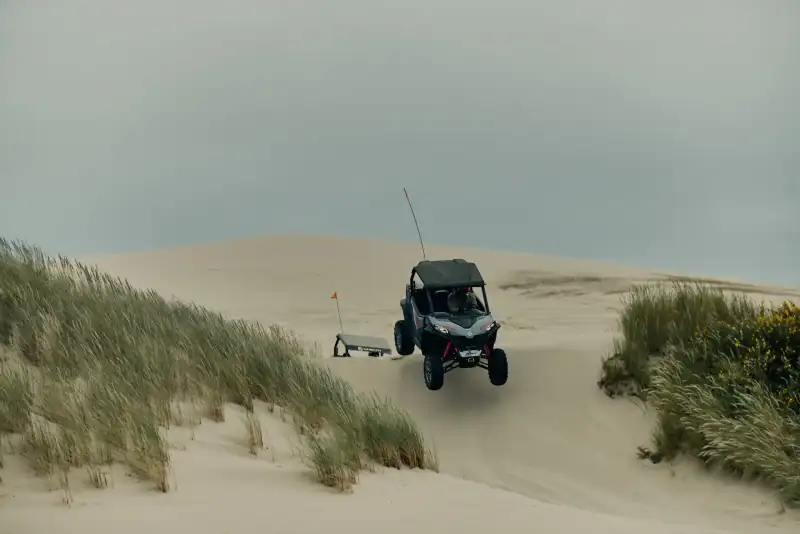 CFMOTO ZFORCE 950 springt über eine Düne