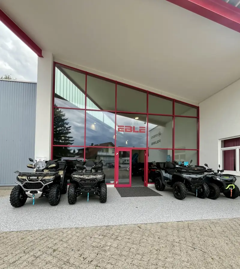 Eingang des Showrooms von Eble4x4 mit ATVs davor