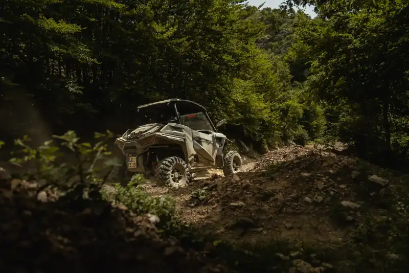 Side-by-Side auf einem Waldweg bei einer Tour