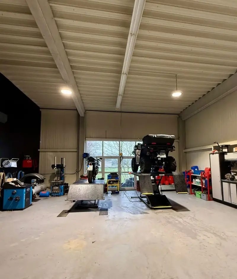 Werkstatthalle von Eble4x4 mit einem ATV auf der Hebebühne