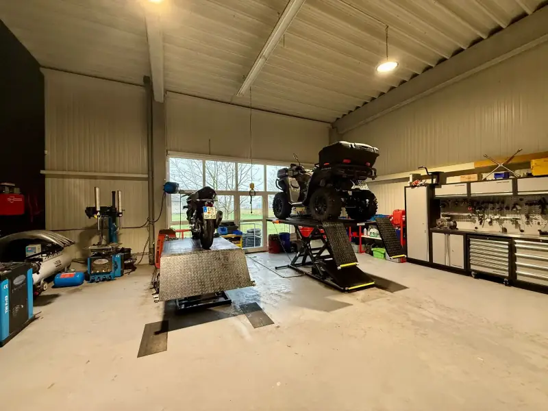 Blick in die Werkstatthalle von Eble4x4